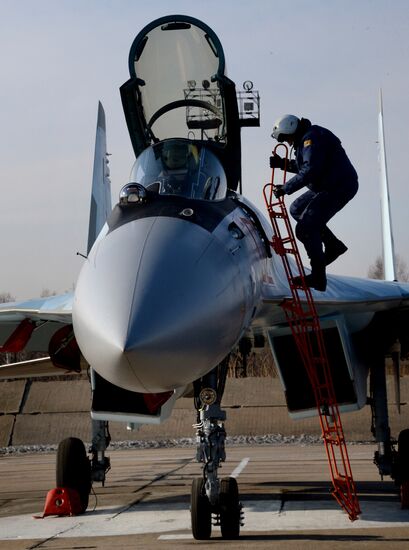 Авиаполк Восточного военного округа получил два новых истребителя Су-35С