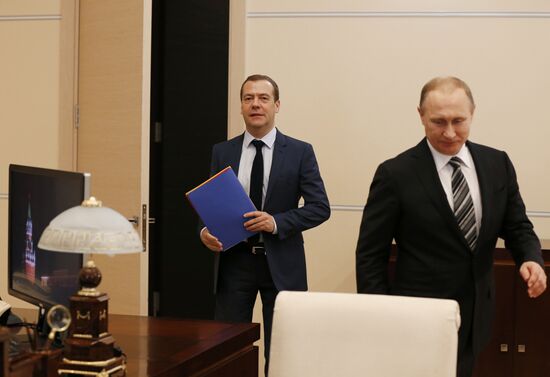 Рабочая встреча президента РФ В. Путина с премьер-министром РФ Д. Медведевым