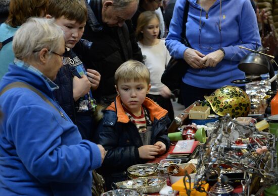 Зимний городской блошиный рынок в Музее Москвы