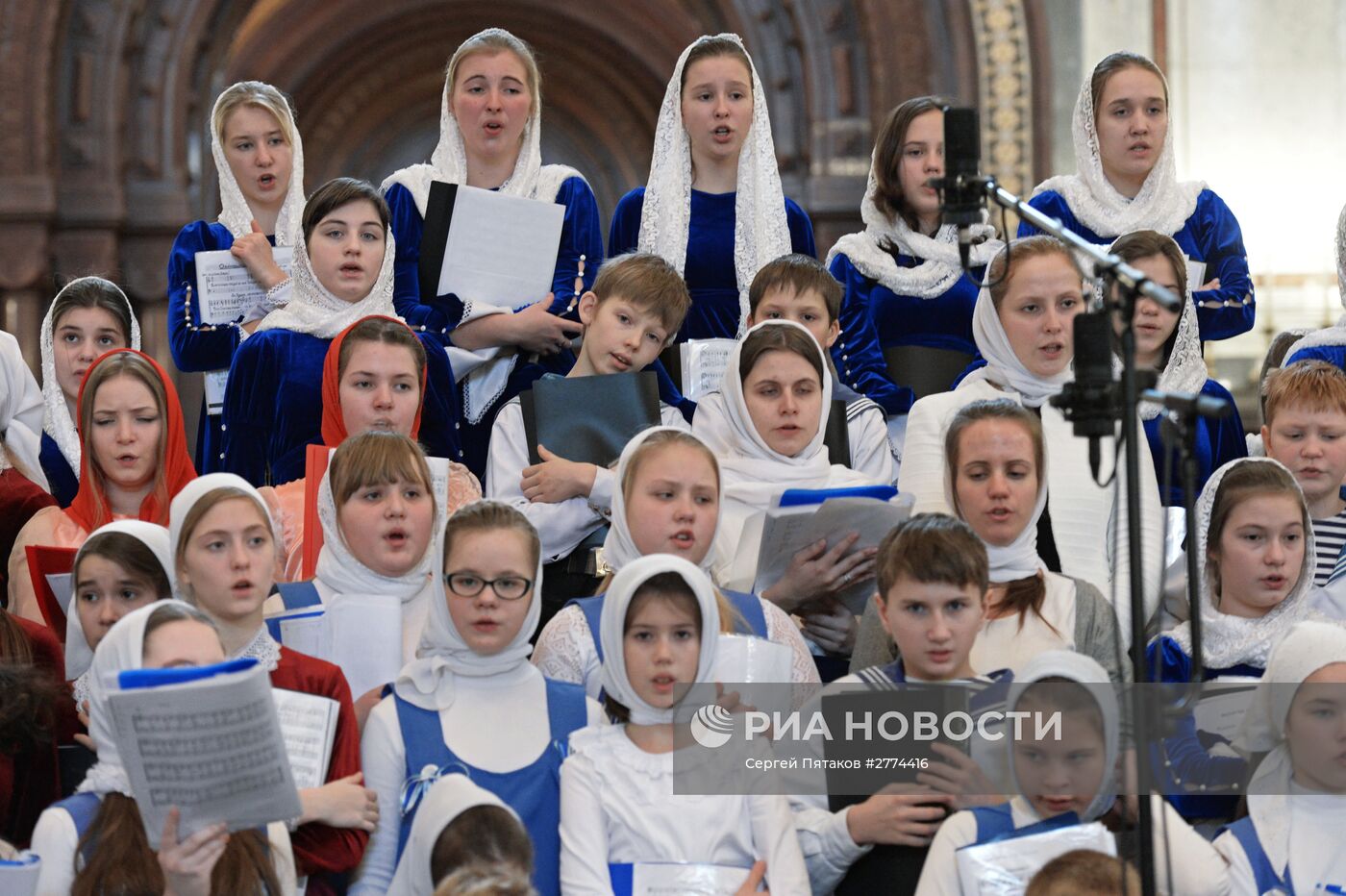 Выступление объединенного детского хора храмов Москвы и Московской области во время божественной литургии в храме Христа Спасителя