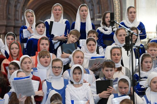 Выступление объединенного детского хора храмов Москвы и Московской области во время божественной литургии в храме Христа Спасителя