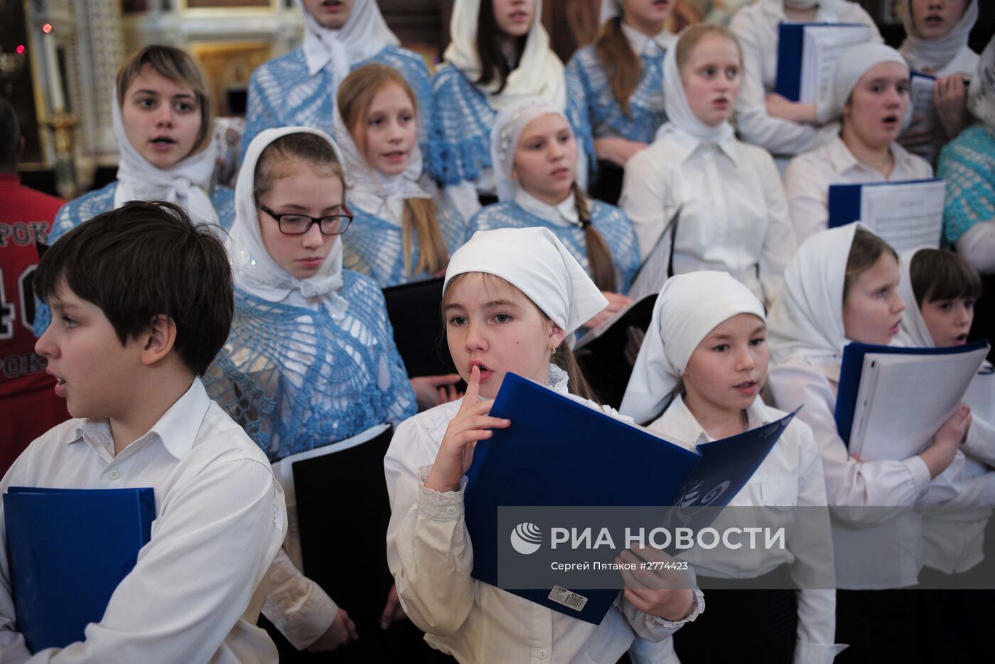 Выступление объединенного детского хора храмов Москвы и Московской области во время божественной литургии в храме Христа Спасителя