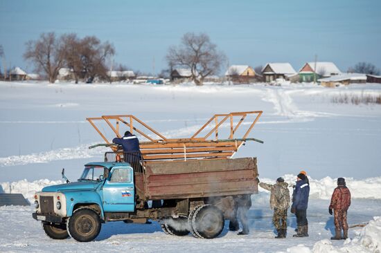 Подготовка купелей к празднику Крещения в Омской области