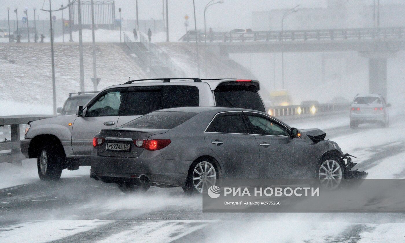 Последствия снежного циклона во Владивостоке