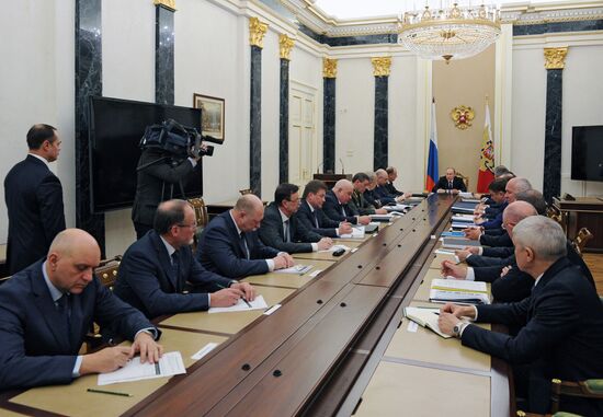 Президент РФ В.Путин провел совещание в Кремле