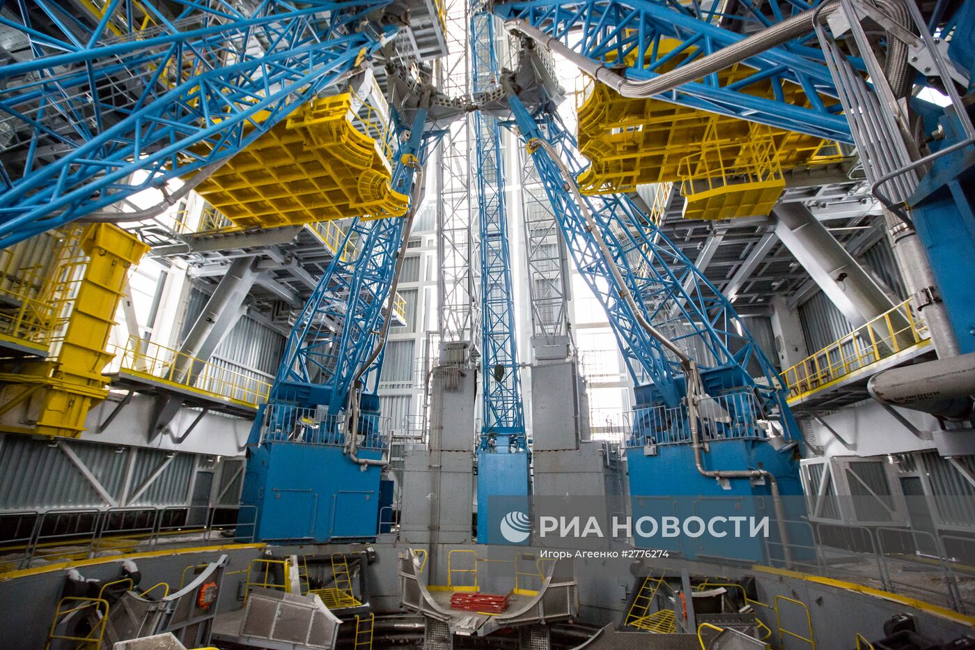 Начало сборки ракеты-носителя "Союз" для первого пуска с космодрома "Восточный"