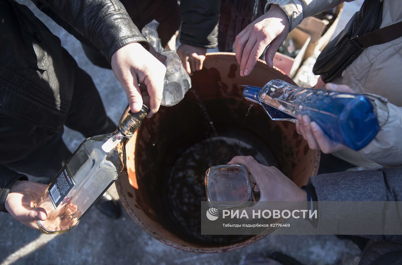 Уничтожение контрафактного алкоголя в Киргизии