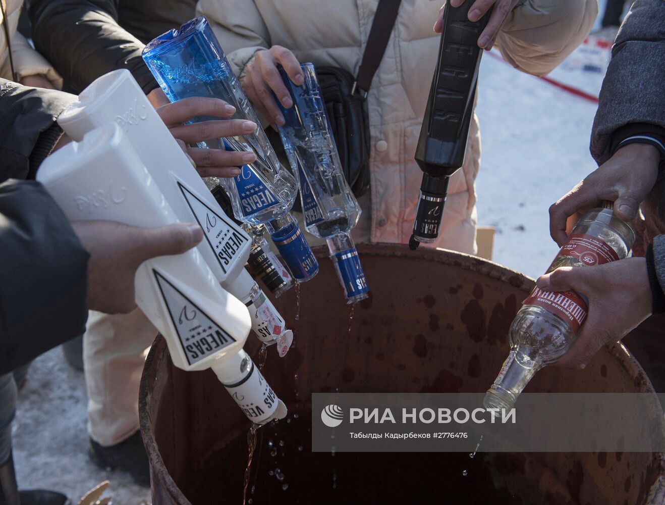 Уничтожение контрафактного алкоголя в Киргизии
