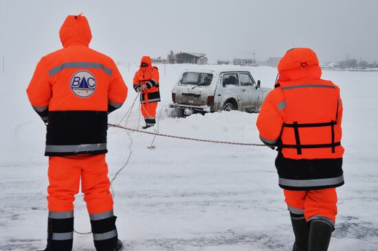 Учения по ликвидации ДТП на ледовой переправе в Казани