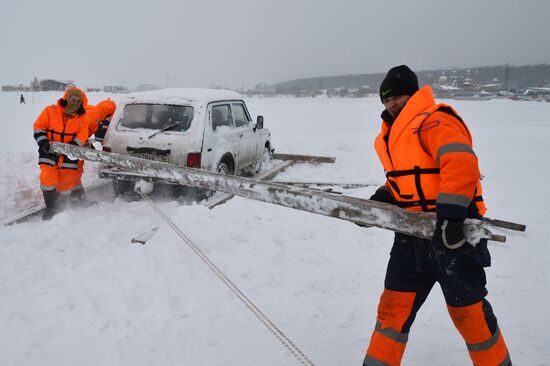 Учения по ликвидации ДТП на ледовой переправе в Казани