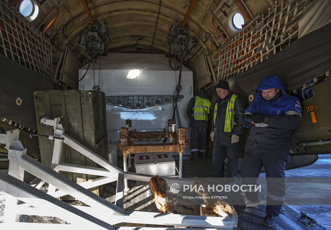 Космический аппарат "Аист-2Д" и блок выведения "Волга" доставлены в аэропорт Благовещенска
