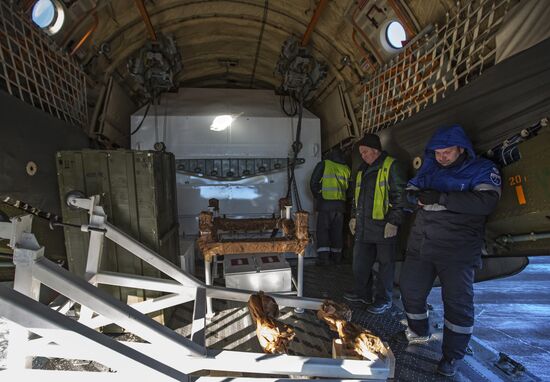 Космический аппарат "Аист-2Д" и блок выведения "Волга" доставлены в аэропорт Благовещенска