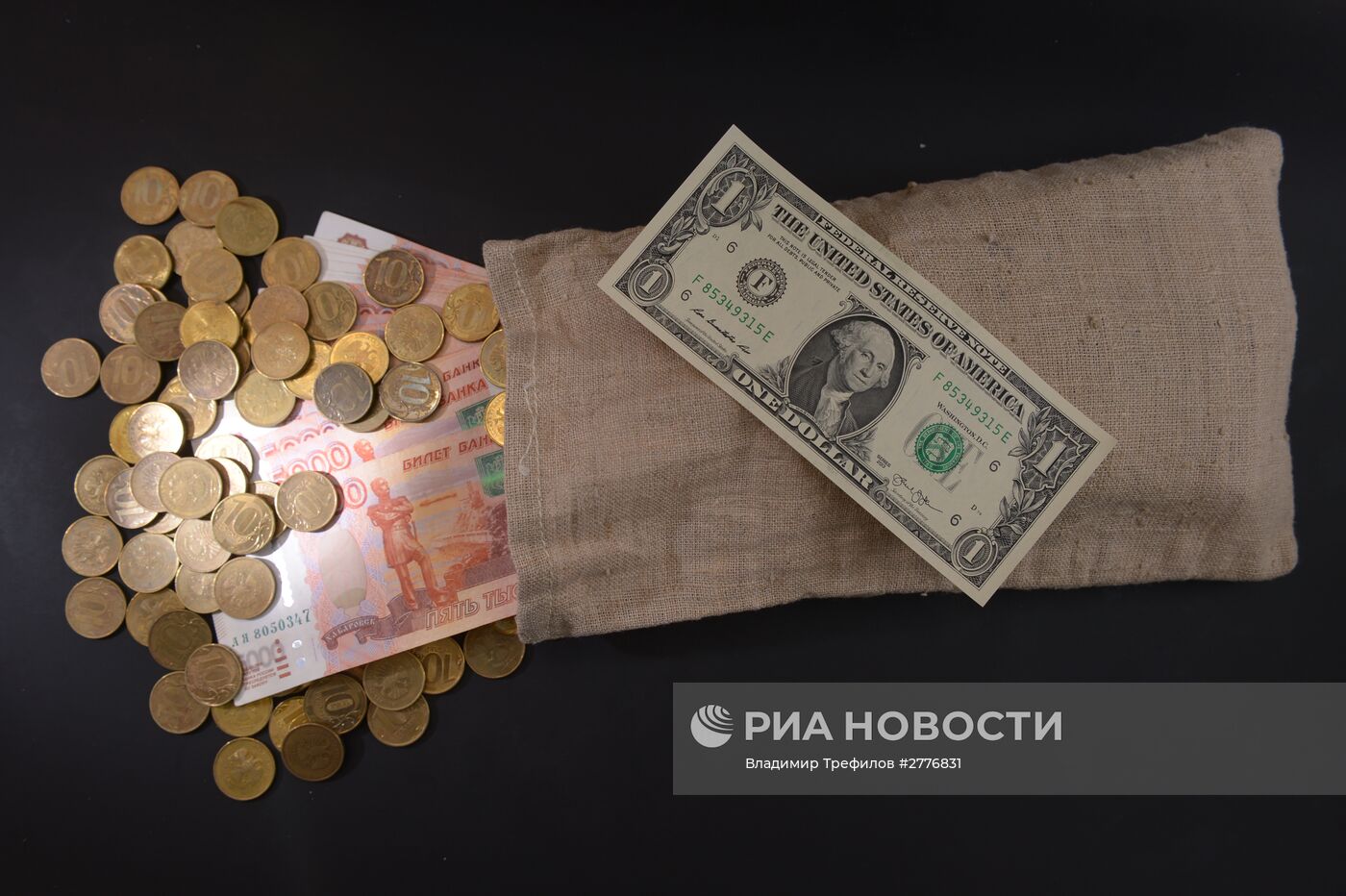 Денежные купюры и монеты России и США