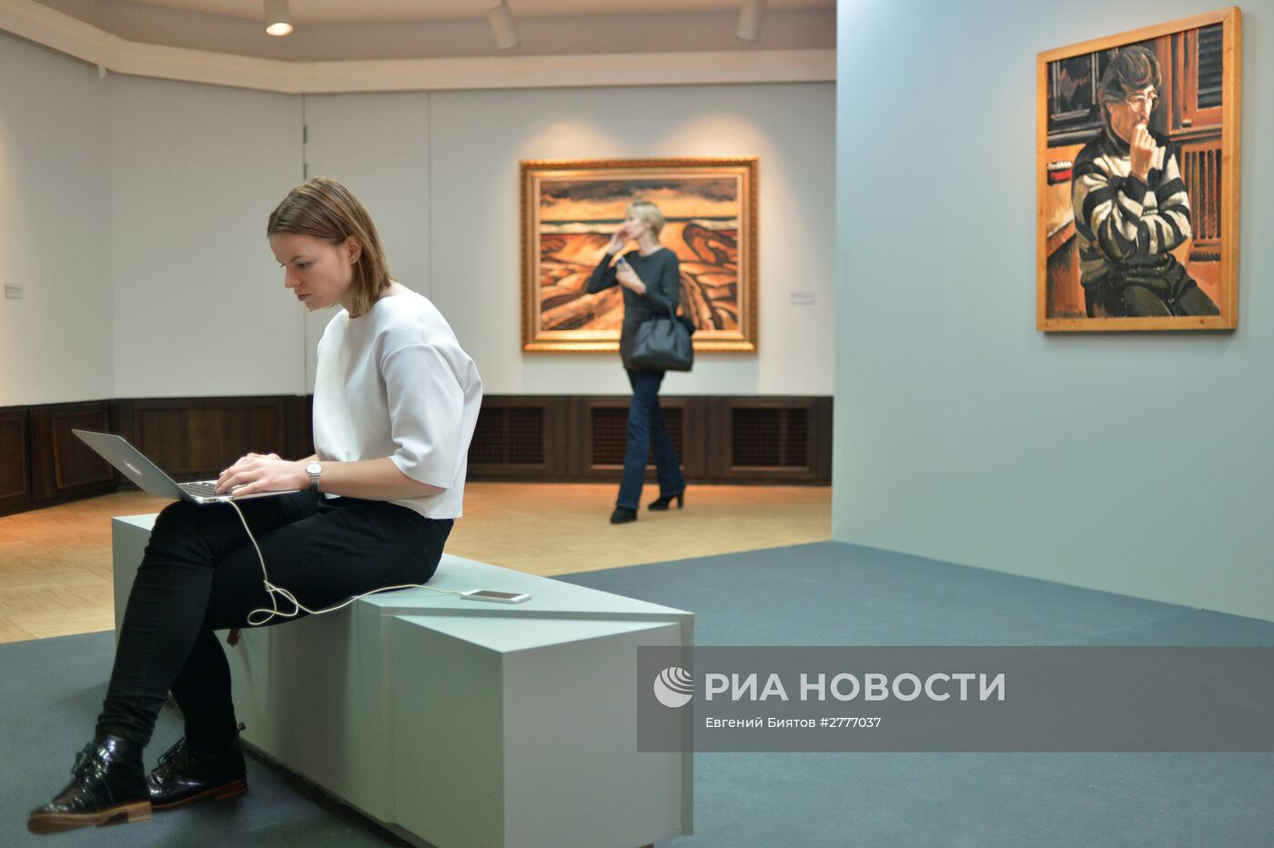 Показ выставки "Таир Салахов. Солнце в зените"