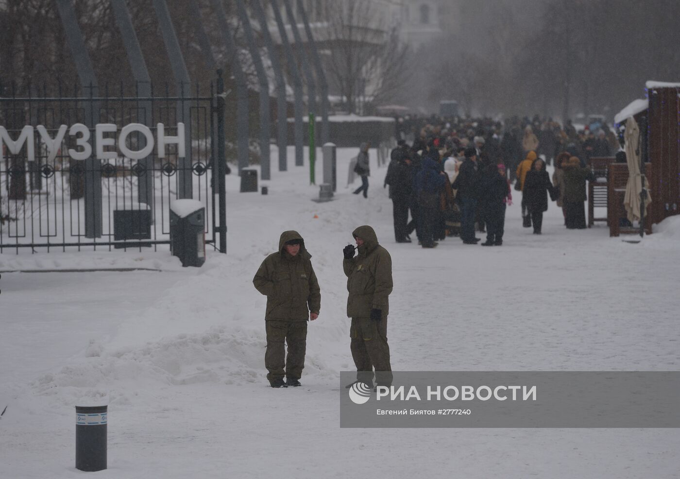 Очередь на выставку "Валентин Серов. К 150-летию со дня рождения" в Государственной Третьяковской галерее на Крымском Валу в Москве