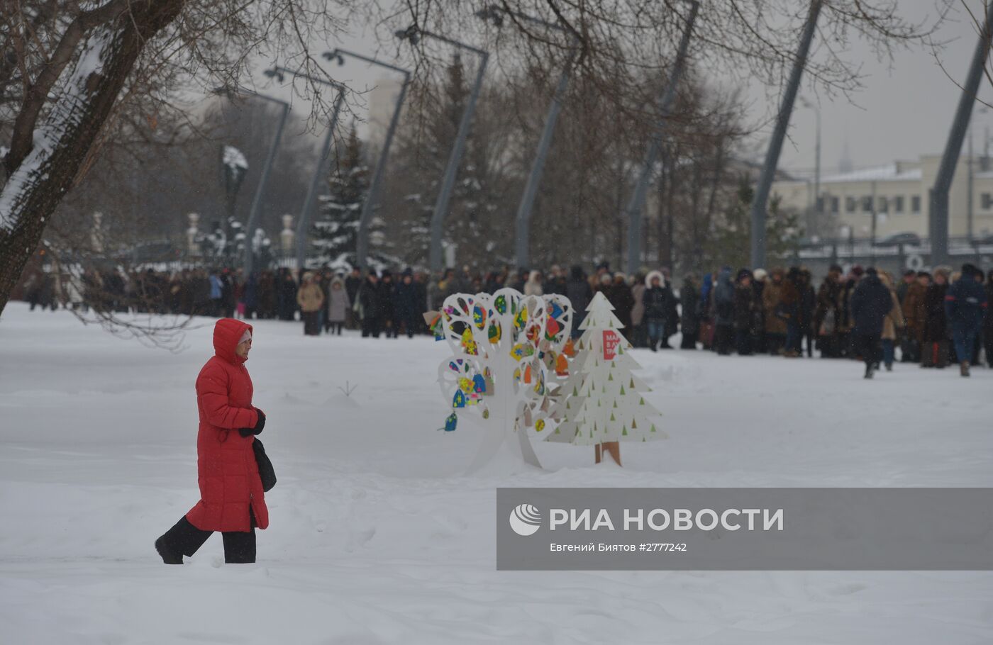 Очередь на выставку "Валентин Серов. К 150-летию со дня рождения" в Государственной Третьяковской галерее на Крымском Валу в Москве