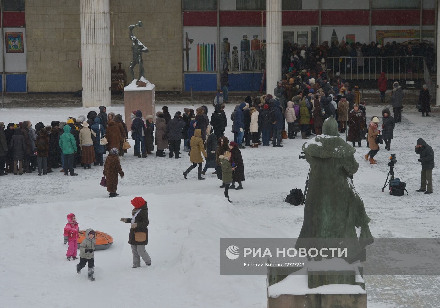 Очередь на выставку "Валентин Серов. К 150-летию со дня рождения" в Государственной Третьяковской галерее на Крымском Валу в Москве