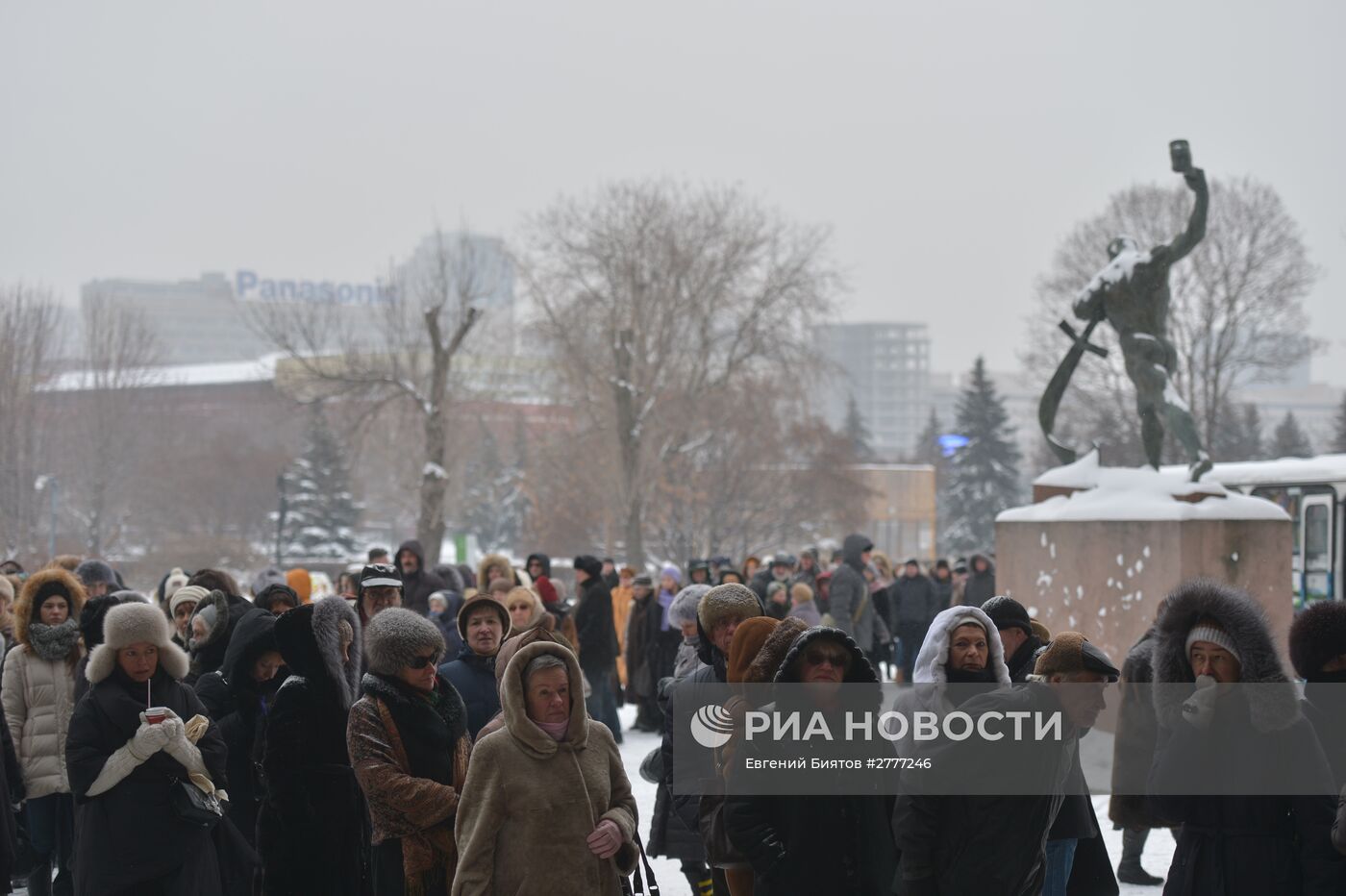 Очередь на выставку "Валентин Серов. К 150-летию со дня рождения" в Государственной Третьяковской галерее на Крымском Валу в Москве