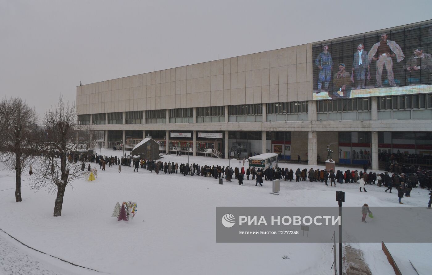 Очередь на выставку "Валентин Серов. К 150-летию со дня рождения" в Государственной Третьяковской галерее на Крымском Валу в Москве