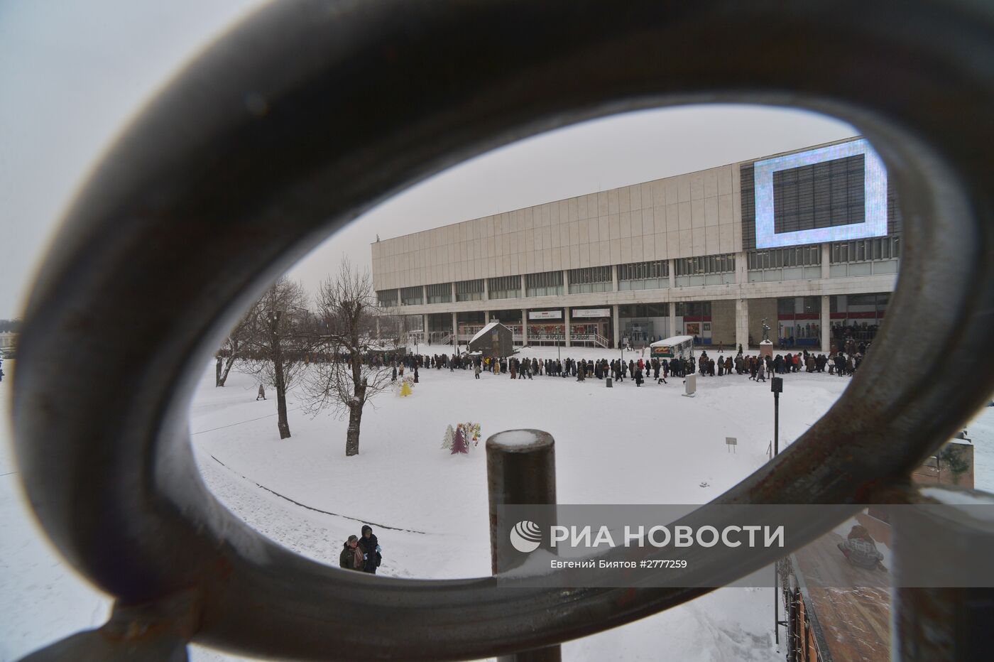 Очередь на выставку "Валентин Серов. К 150-летию со дня рождения" в Государственной Третьяковской галерее на Крымском Валу в Москве