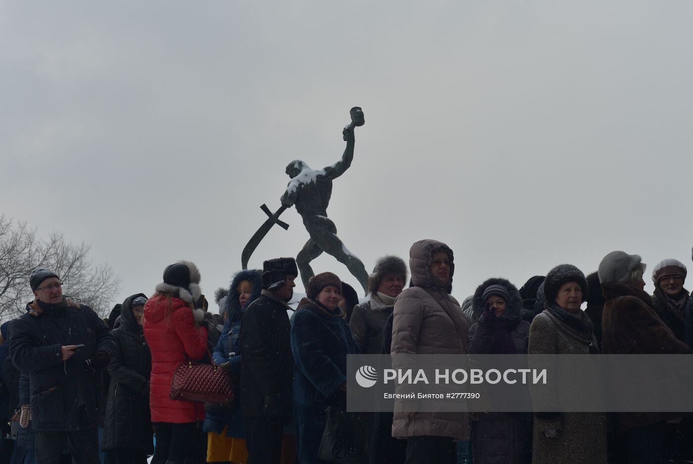 Очередь на выставку "Валентин Серов. К 150-летию со дня рождения" в Государственной Третьяковской галерее на Крымском Валу в Москве