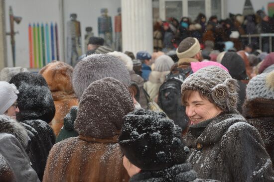 Очередь на выставку "Валентин Серов. К 150-летию со дня рождения" в Государственной Третьяковской галерее на Крымском Валу в Москве