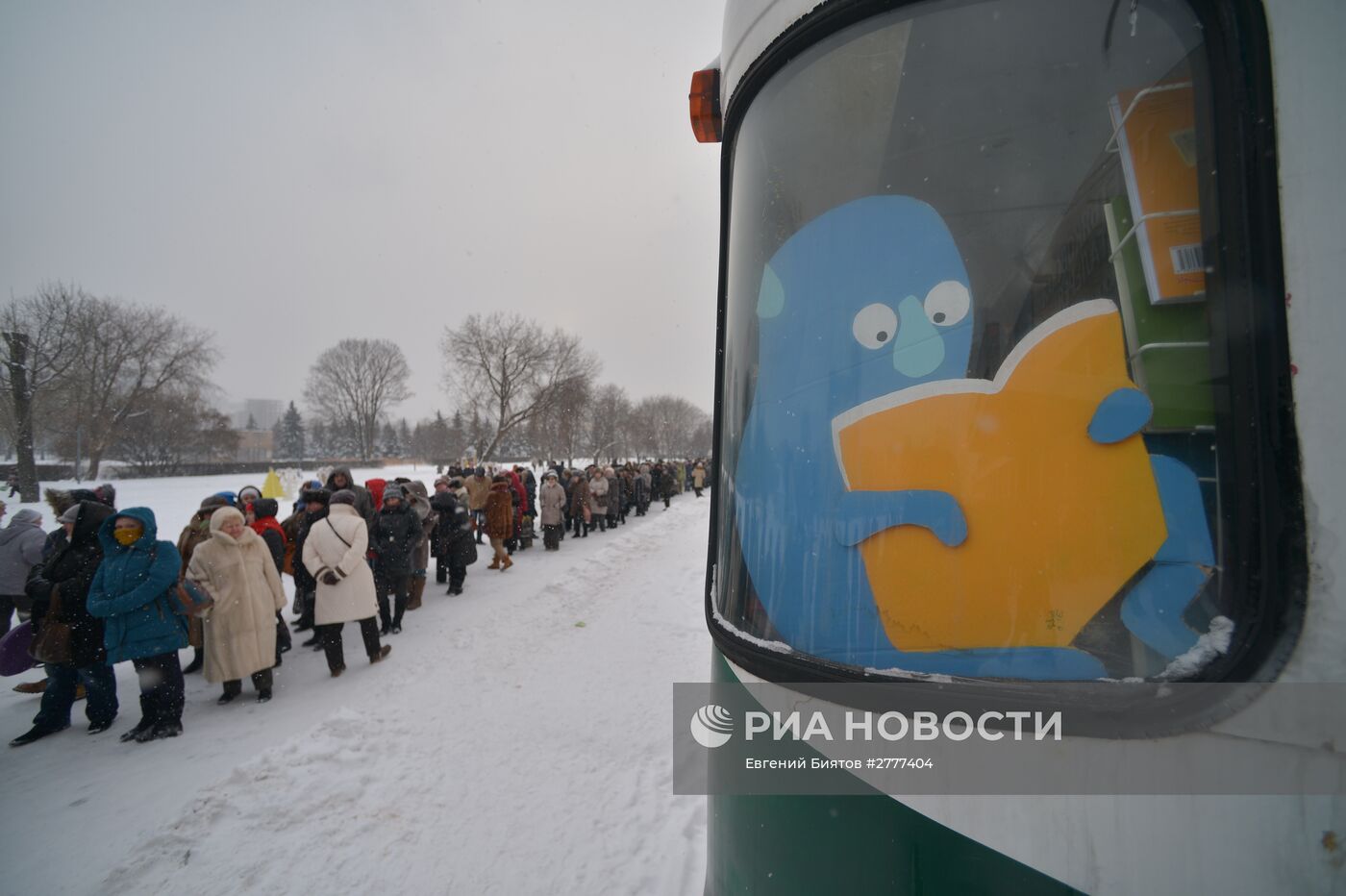 Очередь на выставку "Валентин Серов. К 150-летию со дня рождения" в Государственной Третьяковской галерее на Крымском Валу в Москве