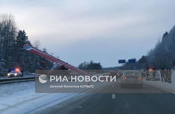 Легкомоторный самолет совершил жесткую посадку на Ярославском шоссе