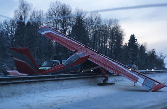 Легкомоторный самолет совершил жесткую посадку на Ярославском шоссе