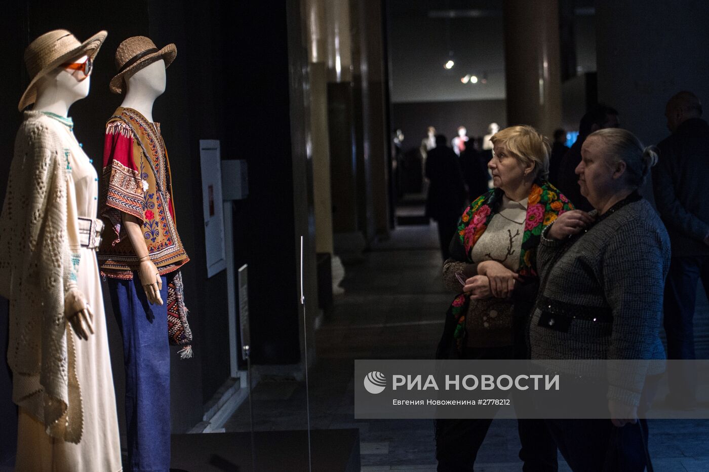 Презентация нового каталога выставки "100 лет моды в России: 1915-2015. Из коллекции Александра Васильева"