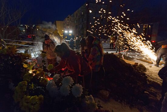 К месту гибели камчатских школьников несут цветы и игрушки