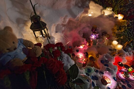 К месту гибели камчатских школьников несут цветы и игрушки