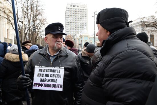 Митинг против уничтожения системы профессиональных училищ у здания Верховной рады в Киеве