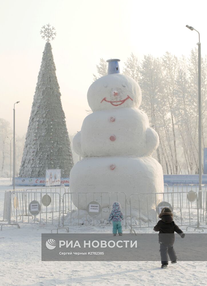 В Красноярске слепили пятиметрового снеговика