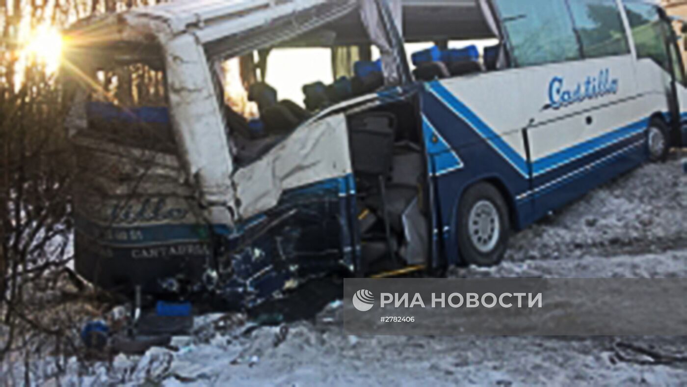 В Ленинградской области туристический автобус столкнулся с грузовиком