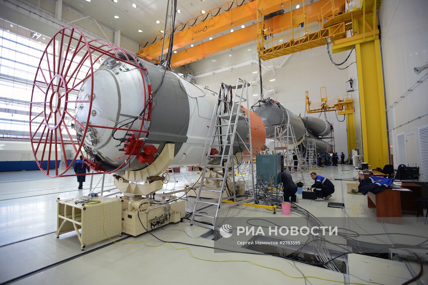 Монтаж ракеты-носителя "Союз-2.1б" на космодроме "Восточный"