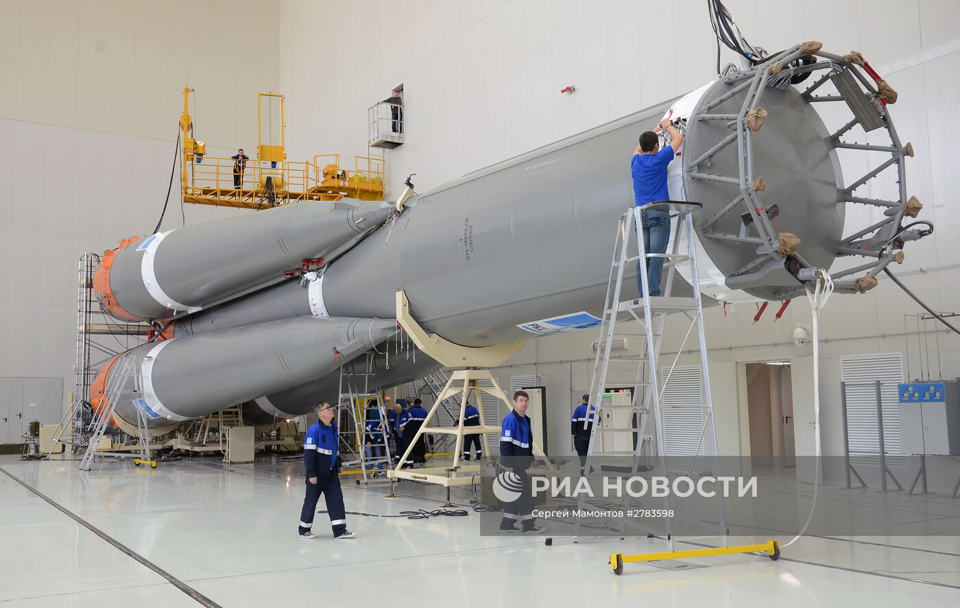 Монтаж ракеты-носителя "Союз-2.1б" на космодроме "Восточный"