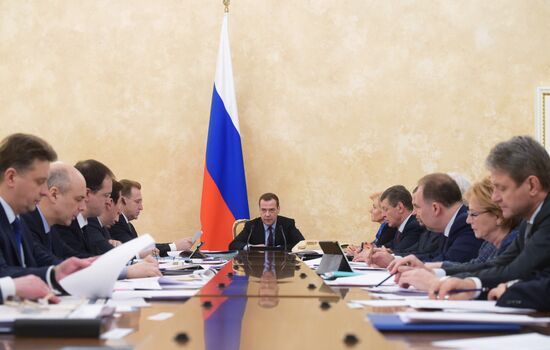 Премьер-министр Д. Медведев провел совещание по финансово-экономическим вопросам