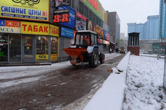 Обработка дорог противогололедными реагентами в Москве