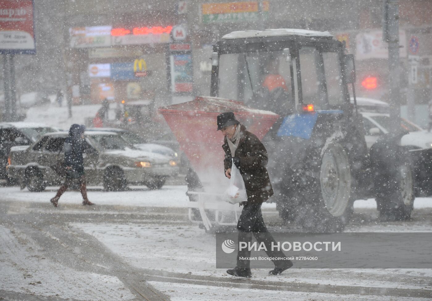 Обработка дорог противогололедными реагентами в Москве