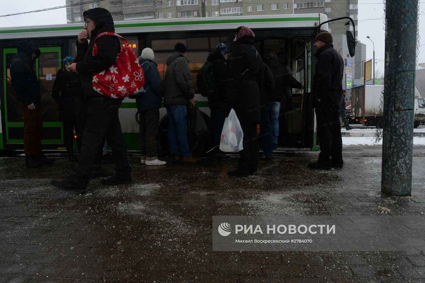 Обработка дорог противогололедными реагентами в Москве