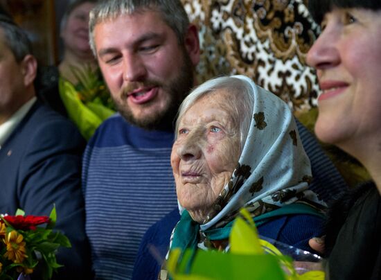 106 лет исполнилось старейшей жительнице Симферопольского района Крыма Агафье Дьячковой