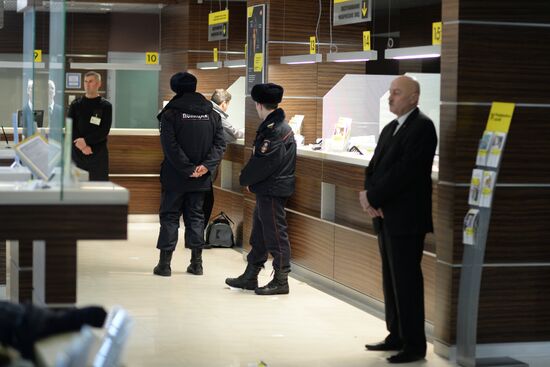 Валютные заемщики штурмуют ипотечный центр Райффайзенбанка в Москве
