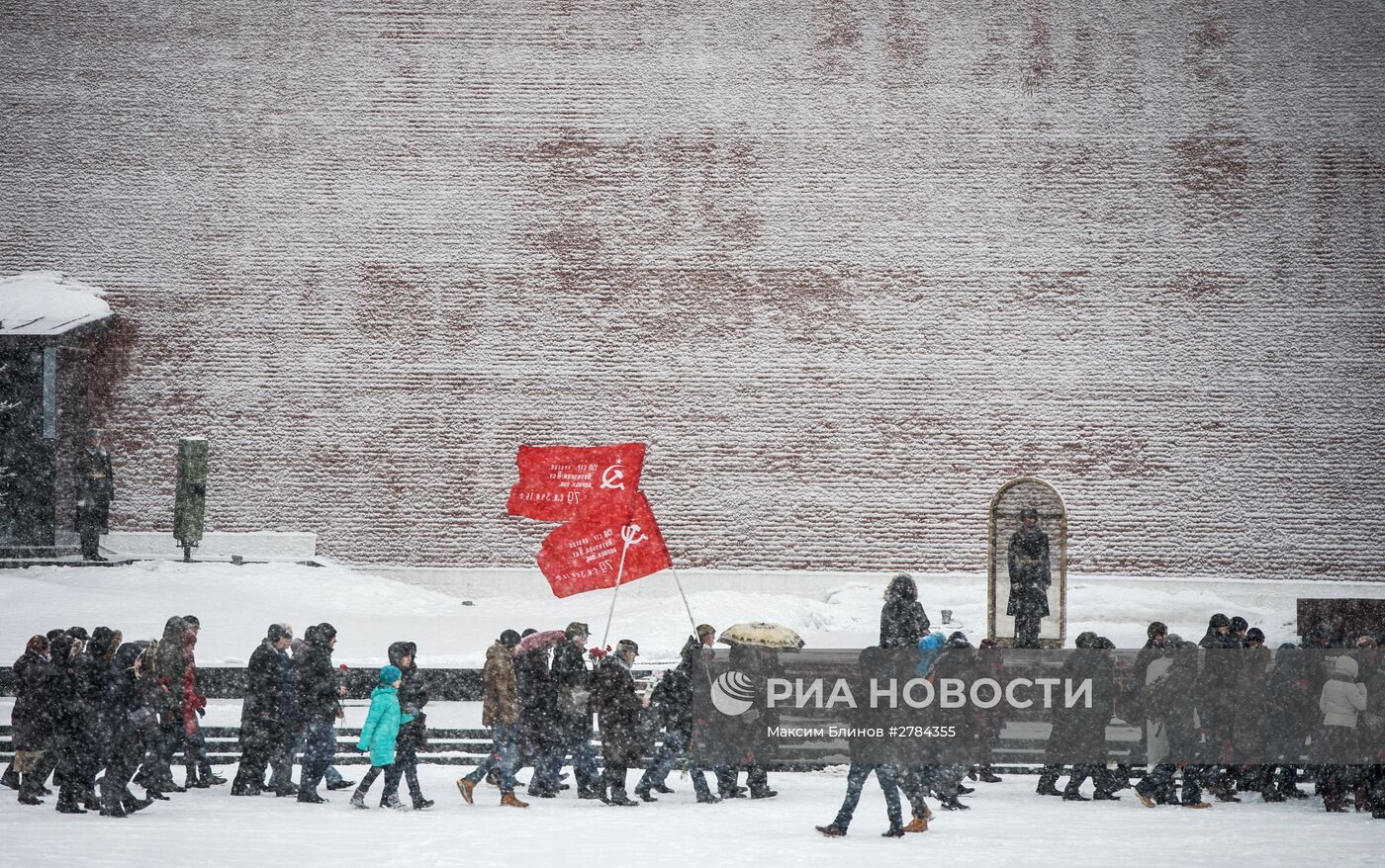 Возложение цветов к стеле Сталинград