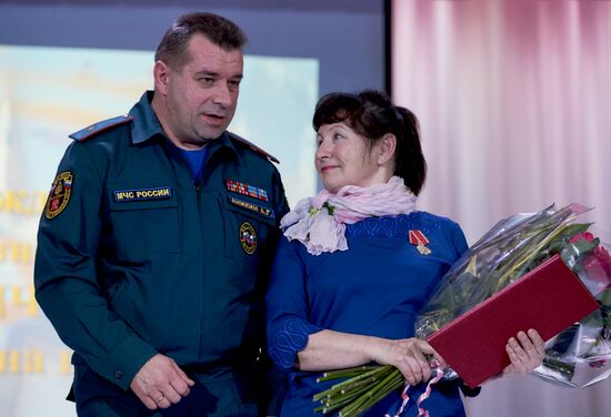Крановщицу из Санкт-Петербурга наградили медалью "За отвагу на пожаре"