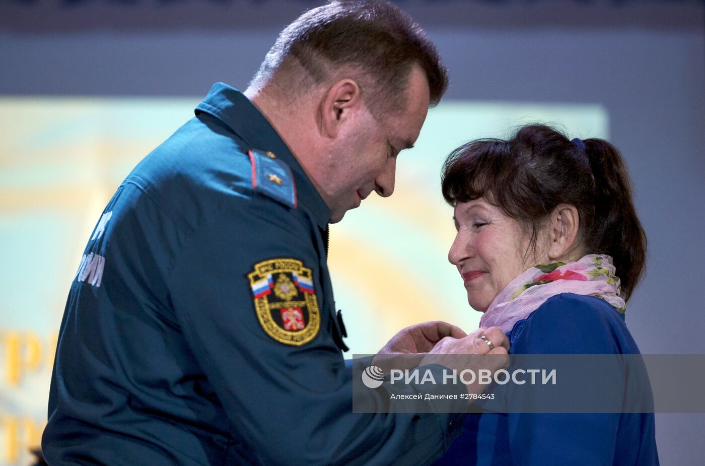 Крановщицу из Санкт-Петербурга наградили медалью "За отвагу на пожаре"