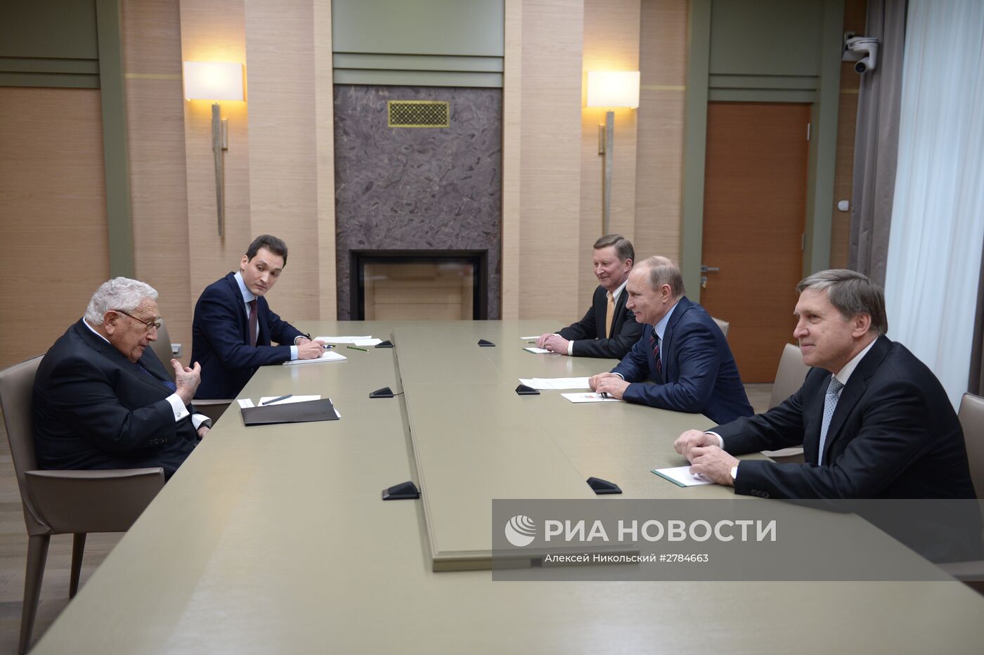 Президент РФ В. Путин встретился с экс-госсекретарем США Г. Киссинджером