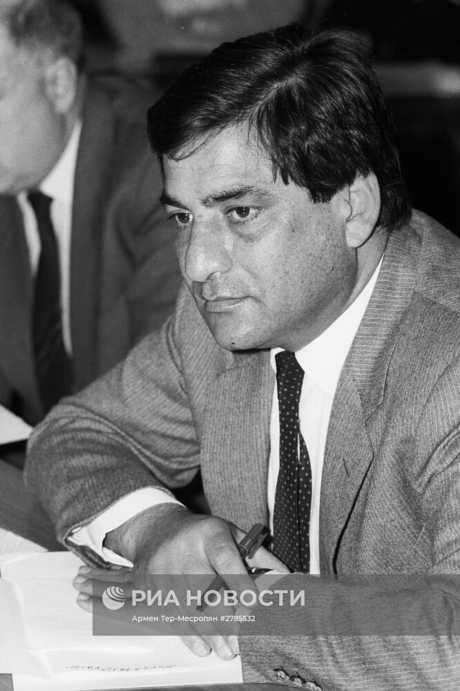 "Круглый стол" на тему: "Новое политическое мышление и проблемы Ближнего Востока"