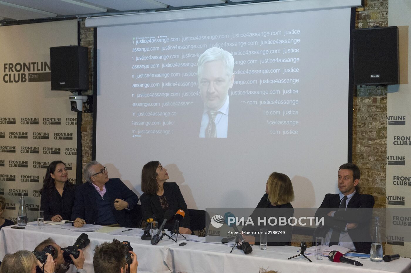 Джулиан Ассанж принял участие в пресс-конференции по видеосвязи из посольства Эквадора в Лондоне