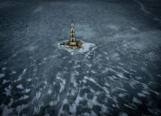 Затопленная водами Угличского водохранилища колокольня Никольского собора